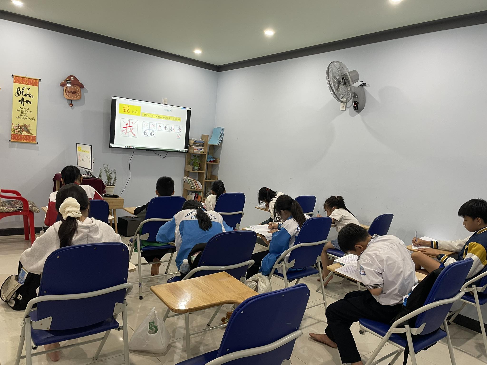 Lớp học tại Hoa Linh
