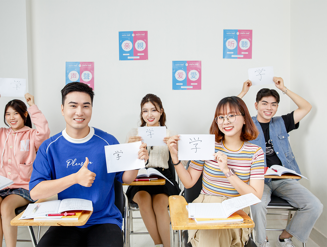 Lớp học tiếng Trung Hoa Linh — học viên luyện viết chữ Hán 学